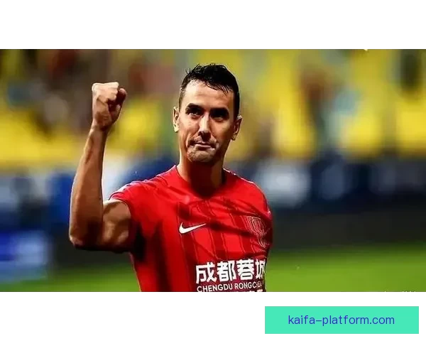 瞪眼怒骂球迷又肘击染红37岁前国脚遭中超球队撤销队长职务风波持续